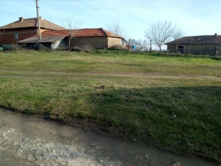 Стовариха купища дрехи в село Долно Войводино