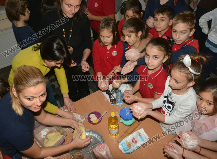 В училище, като в бащина къща: Във „Васил Левски“ месят обредни Коледни хлябове