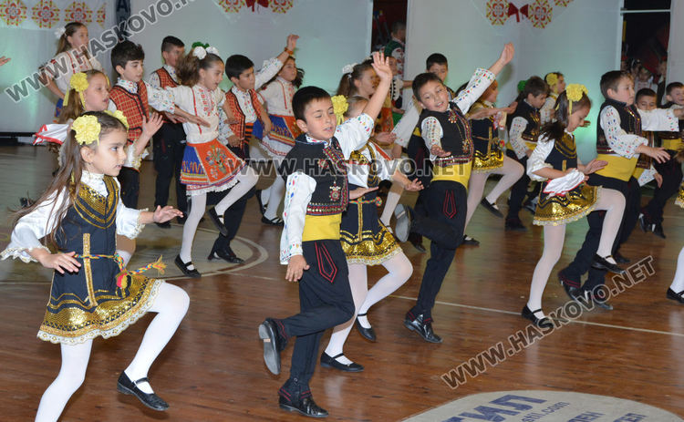 Над 200 танцьори от ансамбъл "Хасково" заиграха в духа на Коледа