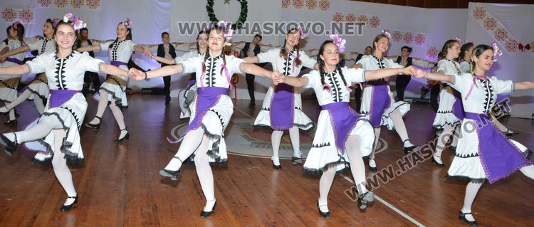 Над 200 танцьори от ансамбъл "Хасково" заиграха в духа на Коледа