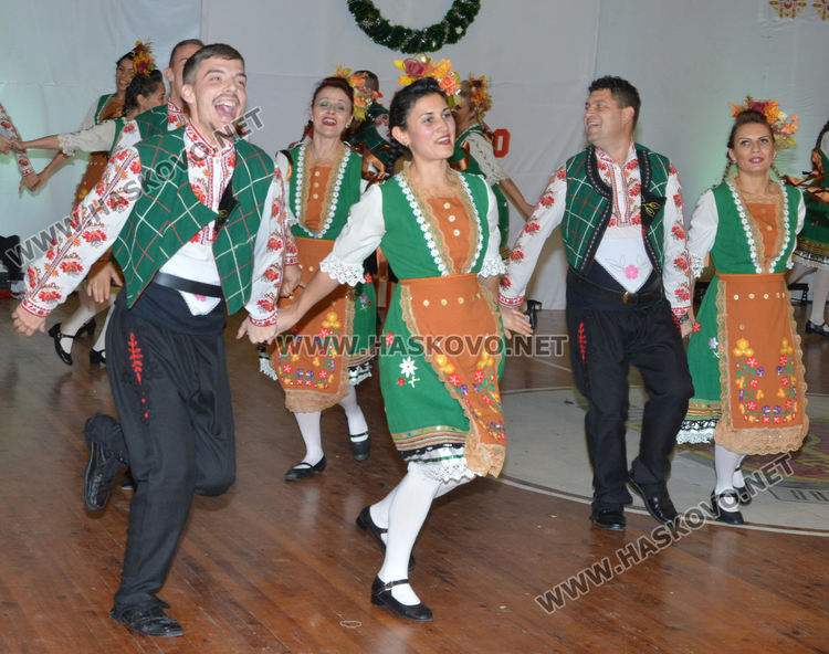 Над 200 танцьори от ансамбъл "Хасково" заиграха в духа на Коледа