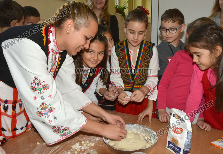 В училище, като в бащина къща: Във „Васил Левски“ месят обредни Коледни хлябове
