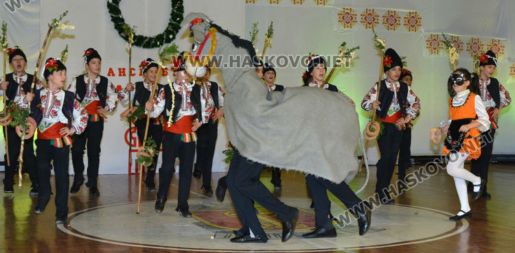 Над 200 танцьори от ансамбъл "Хасково" заиграха в духа на Коледа
