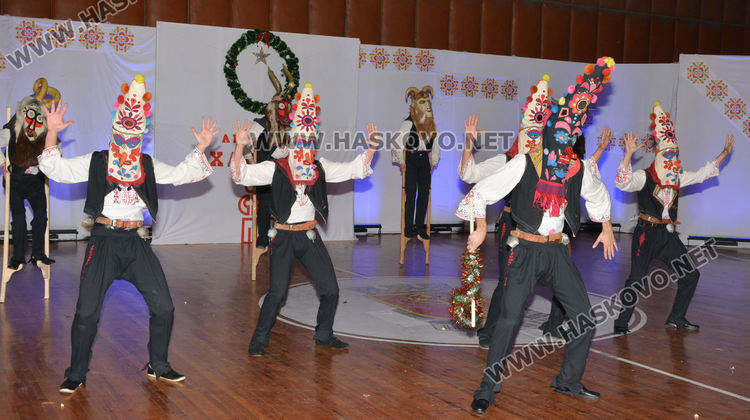 Над 200 танцьори от ансамбъл "Хасково" заиграха в духа на Коледа