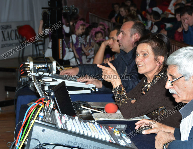 Над 200 танцьори от ансамбъл "Хасково" заиграха в духа на Коледа