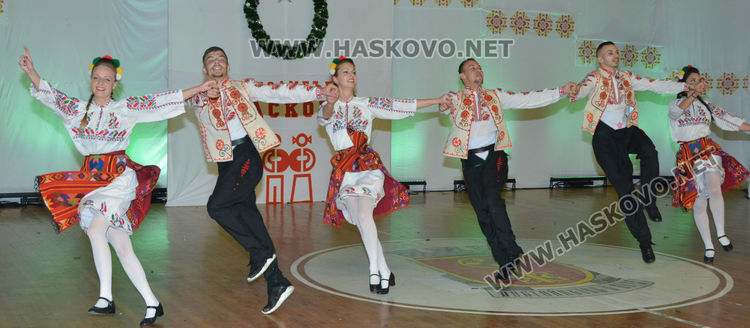 Над 200 танцьори от ансамбъл "Хасково" заиграха в духа на Коледа