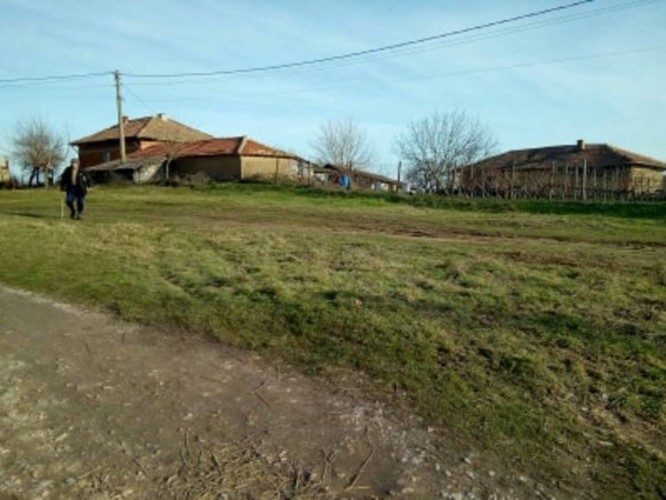 Стовариха купища дрехи в село Долно Войводино