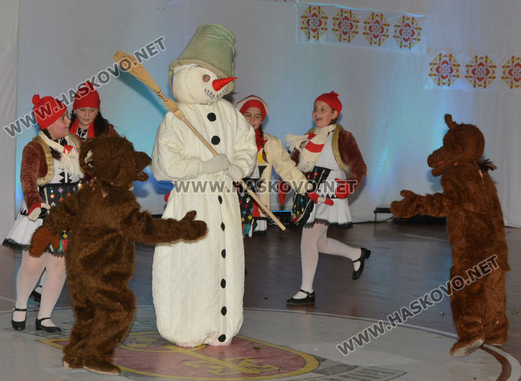 Над 200 танцьори от ансамбъл "Хасково" заиграха в духа на Коледа