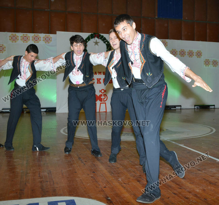 Над 200 танцьори от ансамбъл "Хасково" заиграха в духа на Коледа