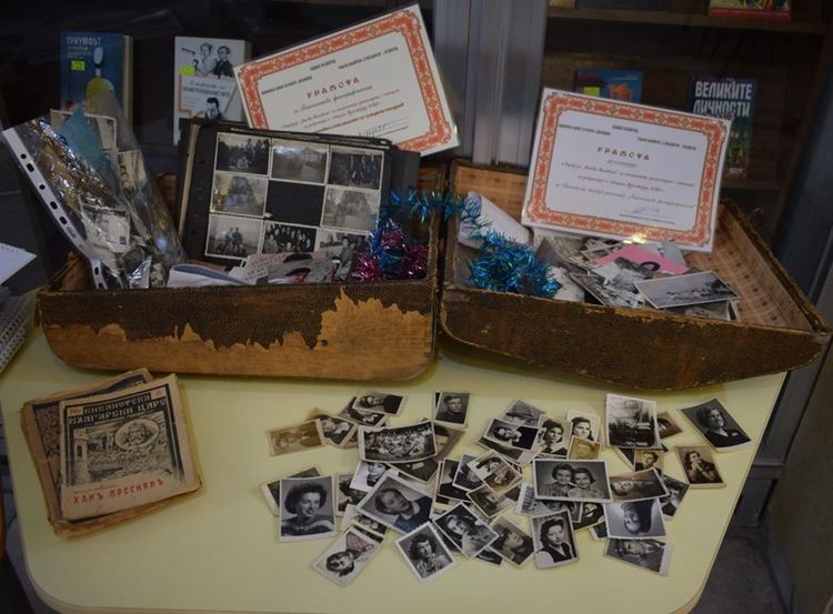 "100 на 100 Коко" - 100 картини на Коста Форев