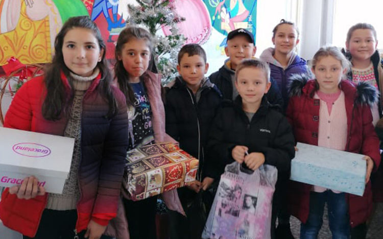 Деца-журналисти зарадваха свои връстници в болницата в Кърджали