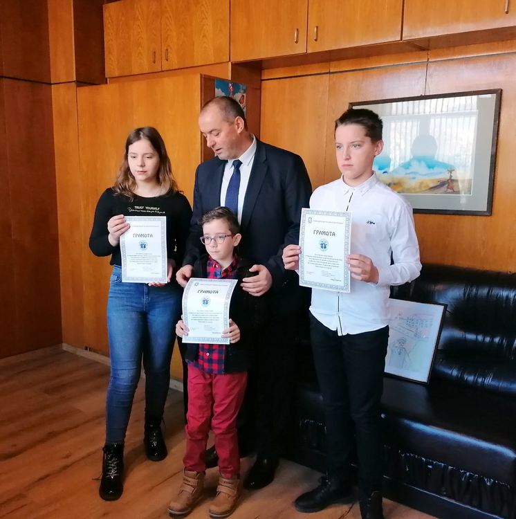 Грамоти за талантливите деца от Смолянско, участвали в националния конкурс за рисунка
