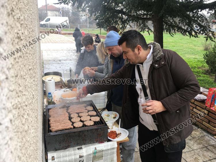 Посрещнаха Дядо Коледа в Книжовник, засадиха и 60 дръвчета