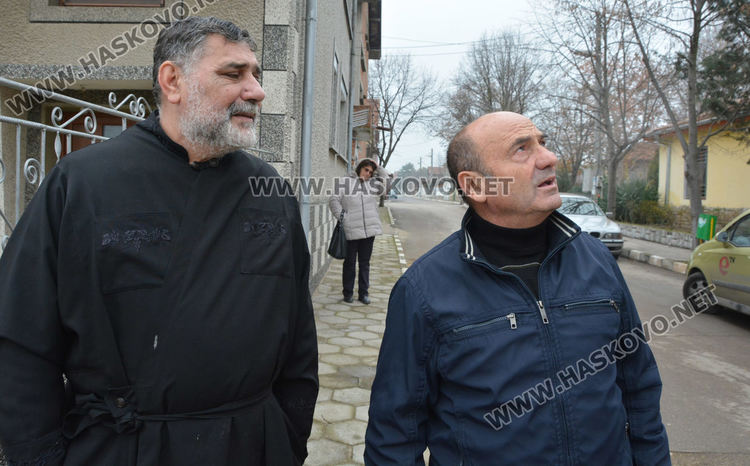  Украинец изработи нов купол и кръст на камбанарията в с.Добрич