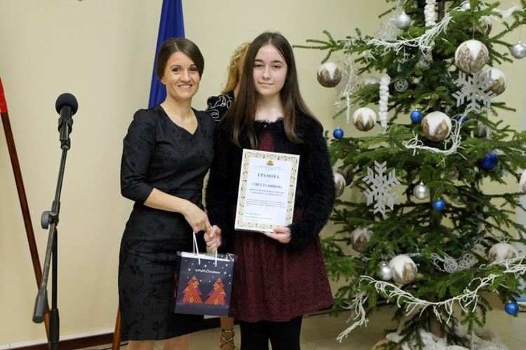 Даровити деца от Хасково с награди от областния управител