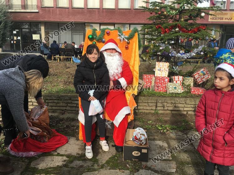 Посрещнаха Дядо Коледа в Книжовник, засадиха и 60 дръвчета