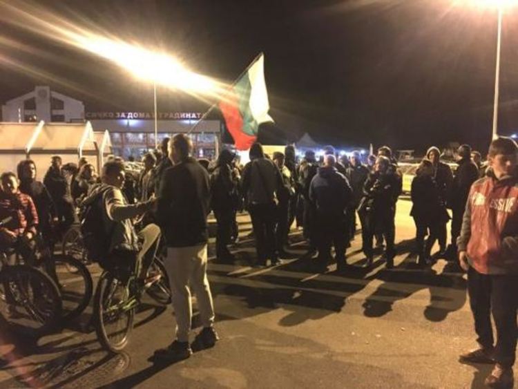 Протестиращи в сблъсък с полицията край Перник