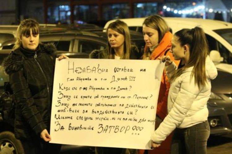 Протестиращи в сблъсък с полицията край Перник