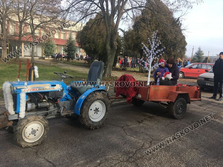 Посрещнаха Дядо Коледа в Книжовник, засадиха и 60 дръвчета