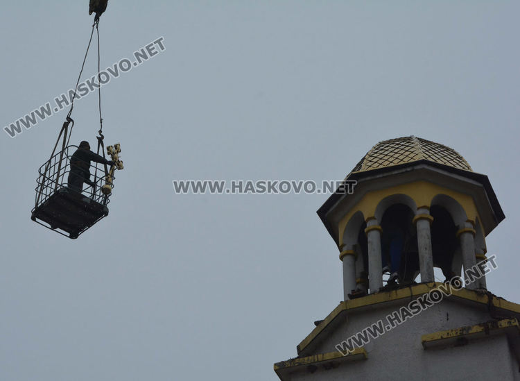  Украинец изработи нов купол и кръст на камбанарията в с.Добрич