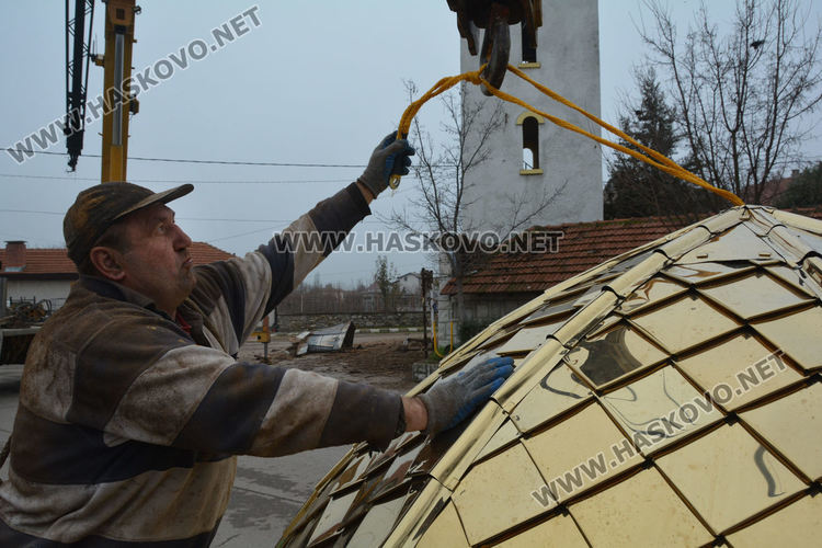  Украинец изработи нов купол и кръст на камбанарията в с.Добрич