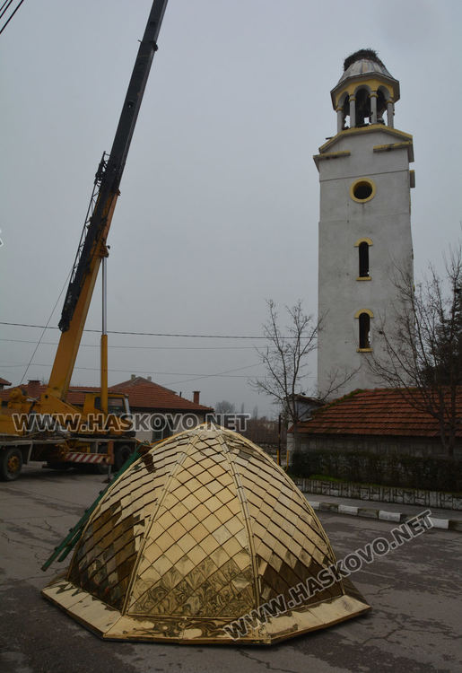  Украинец изработи нов купол и кръст на камбанарията в с.Добрич