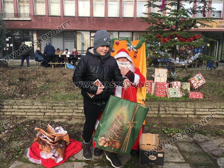 Посрещнаха Дядо Коледа в Книжовник, засадиха и 60 дръвчета