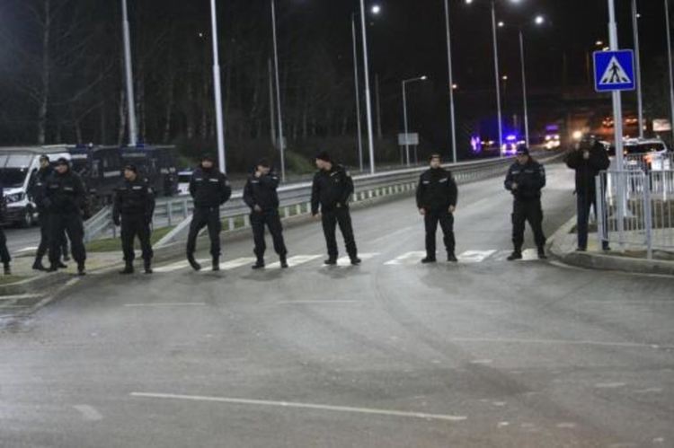 Протестиращи в сблъсък с полицията край Перник