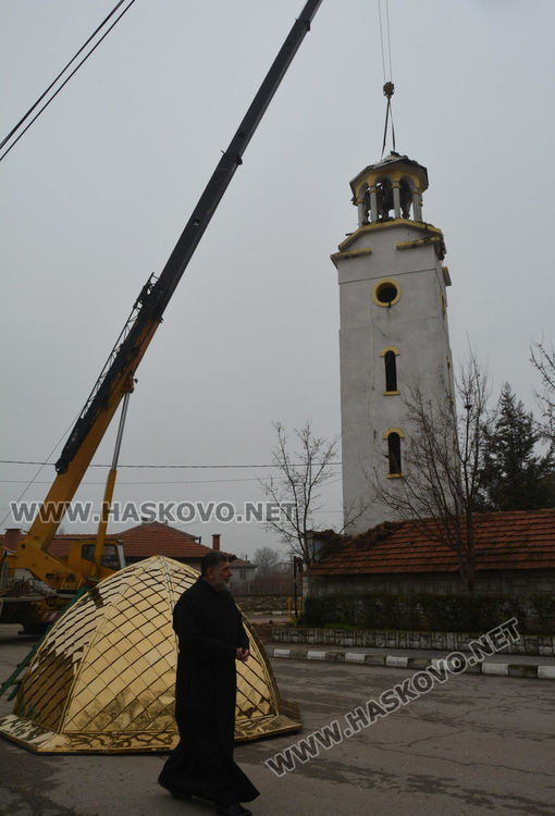  Украинец изработи нов купол и кръст на камбанарията в с.Добрич