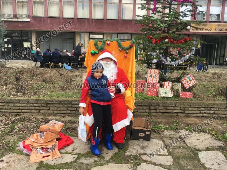 Посрещнаха Дядо Коледа в Книжовник, засадиха и 60 дръвчета