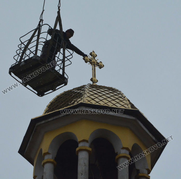  Украинец изработи нов купол и кръст на камбанарията в с.Добрич