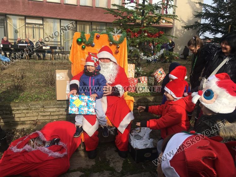 Посрещнаха Дядо Коледа в Книжовник, засадиха и 60 дръвчета