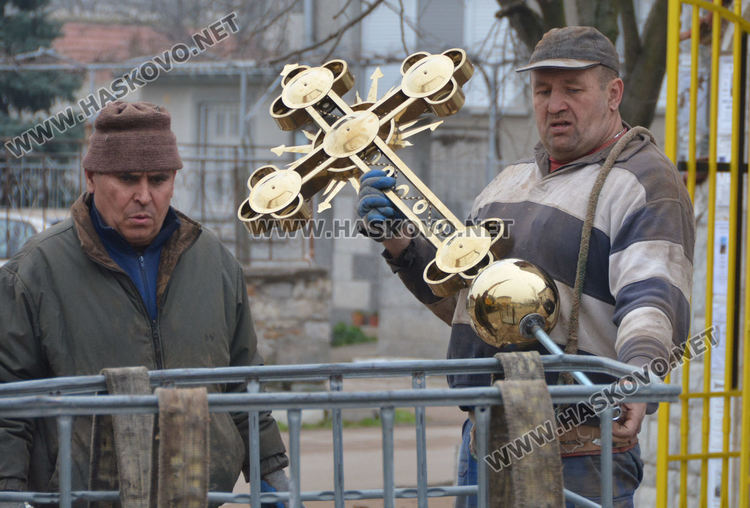  Украинец изработи нов купол и кръст на камбанарията в с.Добрич