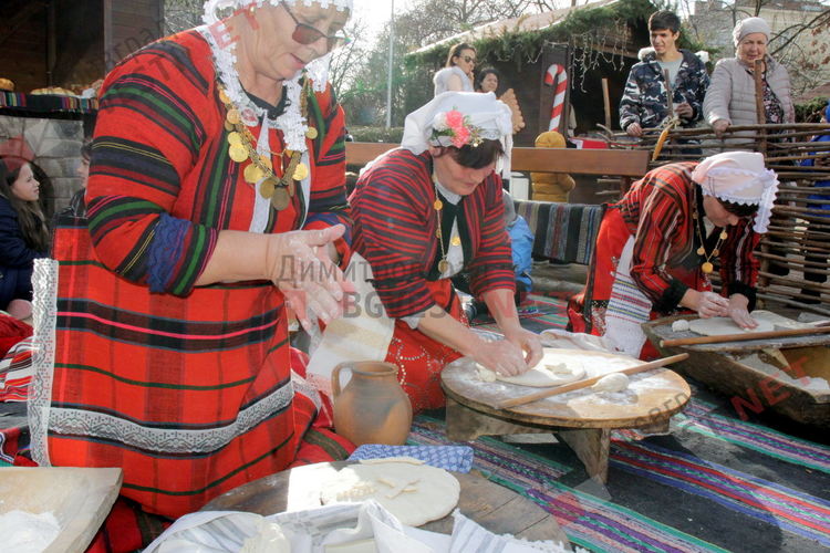 С коледни традиции, 1000 порции боб и тиквеник посрещнаха посетителите на кулинарното изложение "Коледна трапеза"