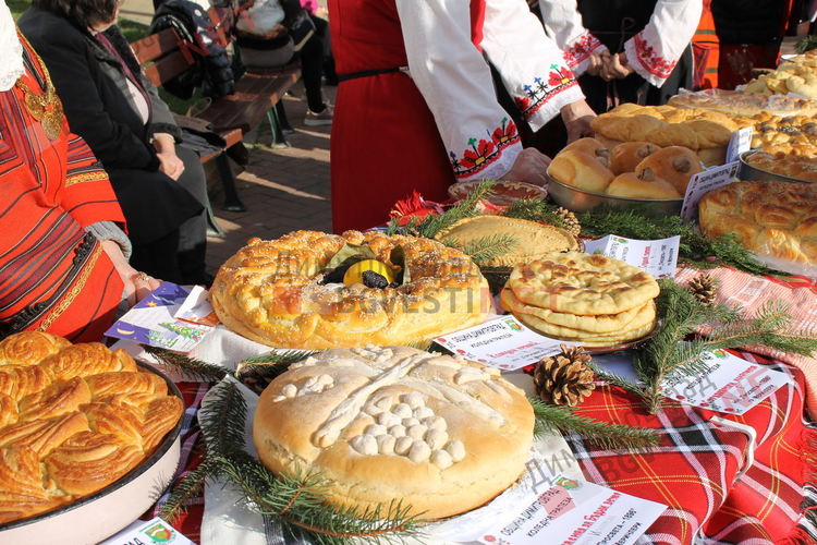С коледни традиции, 1000 порции боб и тиквеник посрещнаха посетителите на кулинарното изложение "Коледна трапеза"
