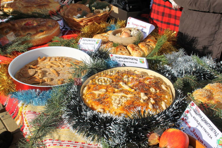 С коледни традиции, 1000 порции боб и тиквеник посрещнаха посетителите на кулинарното изложение "Коледна трапеза"
