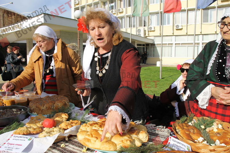 С коледни традиции, 1000 порции боб и тиквеник посрещнаха посетителите на кулинарното изложение "Коледна трапеза"