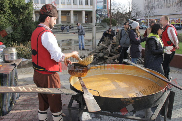 С коледни традиции, 1000 порции боб и тиквеник посрещнаха посетителите на кулинарното изложение "Коледна трапеза"
