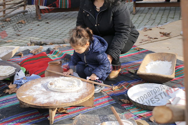 С коледни традиции, 1000 порции боб и тиквеник посрещнаха посетителите на кулинарното изложение "Коледна трапеза"