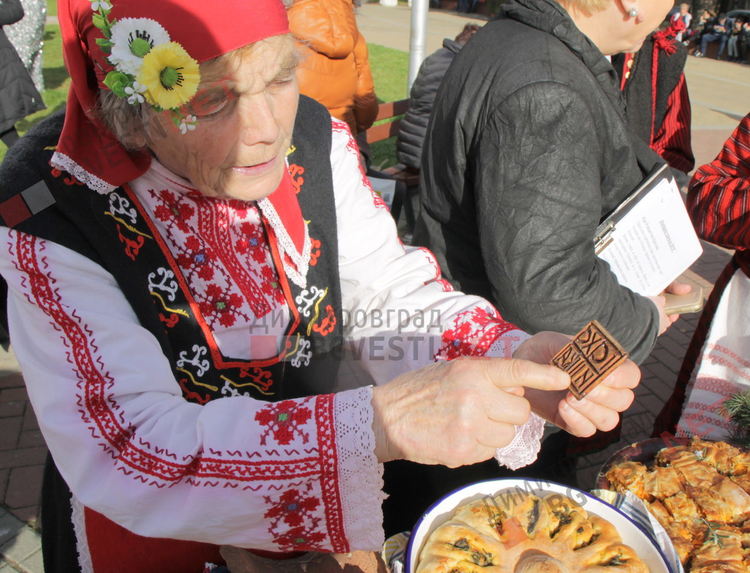 С коледни традиции, 1000 порции боб и тиквеник посрещнаха посетителите на кулинарното изложение "Коледна трапеза"