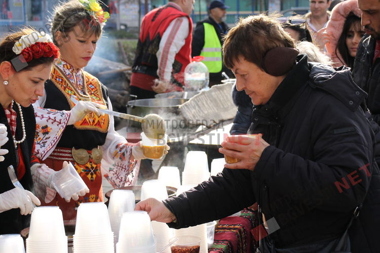 С коледни традиции, 1000 порции боб и тиквеник посрещнаха посетителите на кулинарното изложение "Коледна трапеза"