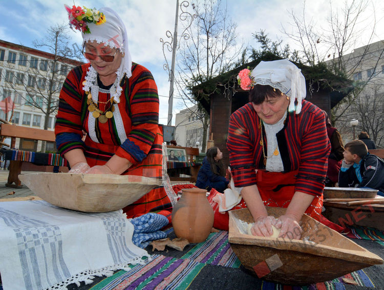 С коледни традиции, 1000 порции боб и тиквеник посрещнаха посетителите на кулинарното изложение "Коледна трапеза"
