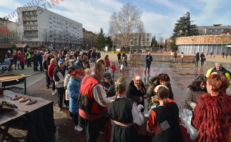 С коледни традиции, 1000 порции боб и тиквеник посрещнаха посетителите на кулинарното изложение "Коледна трапеза"