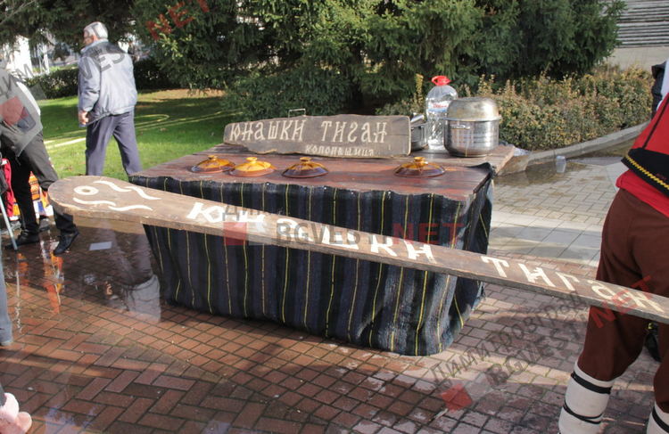 С коледни традиции, 1000 порции боб и тиквеник посрещнаха посетителите на кулинарното изложение "Коледна трапеза"