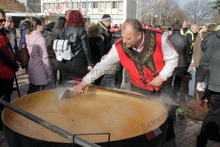 С коледни традиции, 1000 порции боб и тиквеник посрещнаха посетителите на кулинарното изложение "Коледна трапеза"