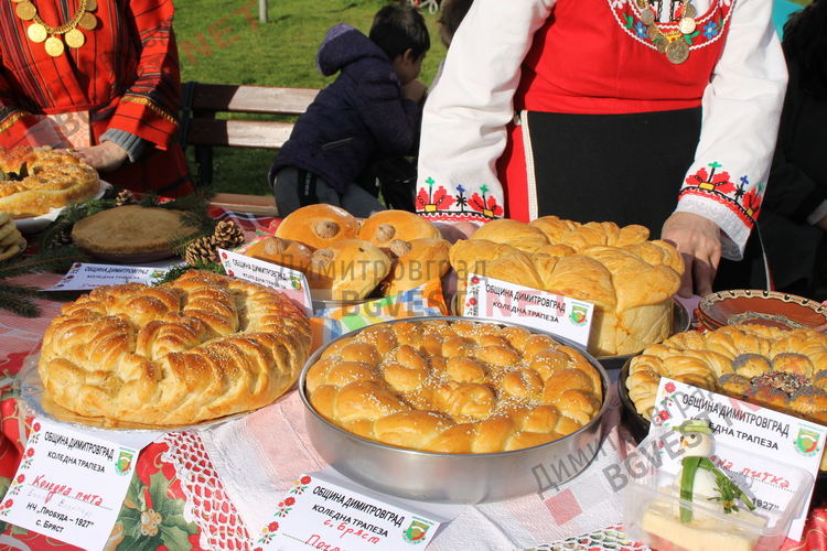 С коледни традиции, 1000 порции боб и тиквеник посрещнаха посетителите на кулинарното изложение "Коледна трапеза"