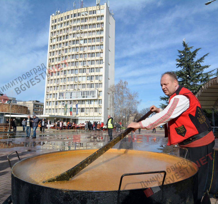 С коледни традиции, 1000 порции боб и тиквеник посрещнаха посетителите на кулинарното изложение "Коледна трапеза"