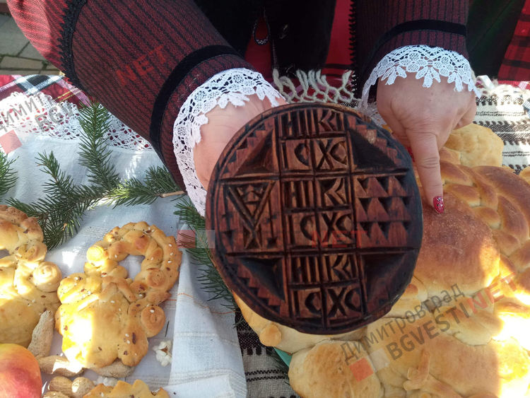 С коледни традиции, 1000 порции боб и тиквеник посрещнаха посетителите на кулинарното изложение "Коледна трапеза"