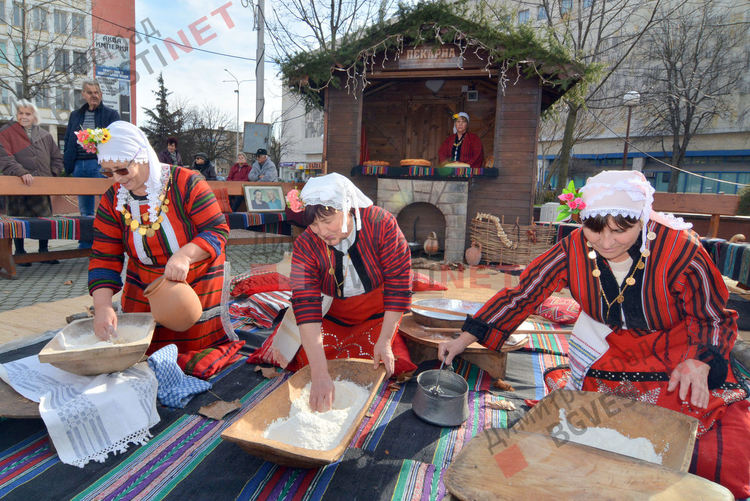 С коледни традиции, 1000 порции боб и тиквеник посрещнаха посетителите на кулинарното изложение "Коледна трапеза"