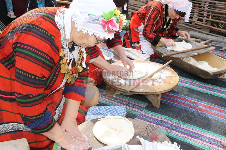 С коледни традиции, 1000 порции боб и тиквеник посрещнаха посетителите на кулинарното изложение "Коледна трапеза"